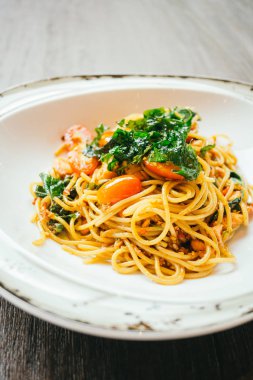 Acılı spagetti ve somon makarna