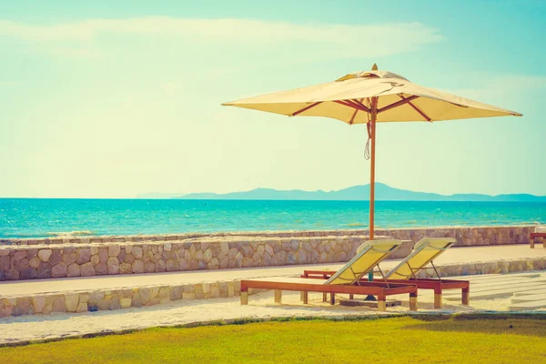 伞和椅子海景 — 图库照片