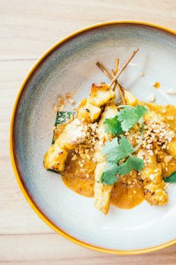 Izgara tavuk eti satay 