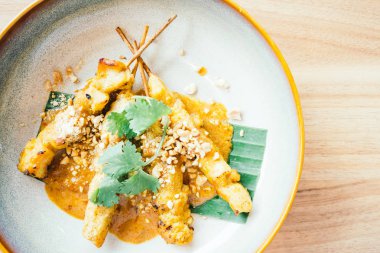 Izgara tavuk eti satay 