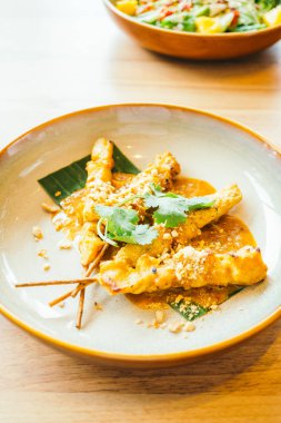 Izgara tavuk eti satay 