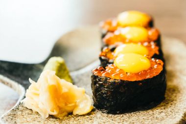 Suşi somon yumurta ile