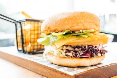 Balık hamburger patates kızartması ile