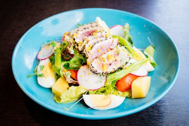 Susam ve salata ile ham ve taze orkinos et