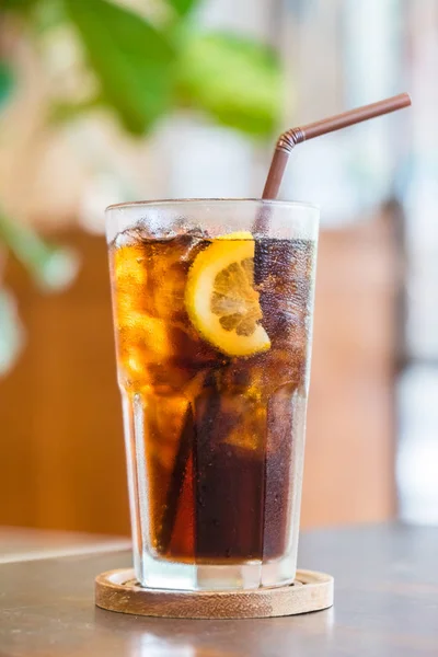 Bicchiere di cola con limone — Foto Stock