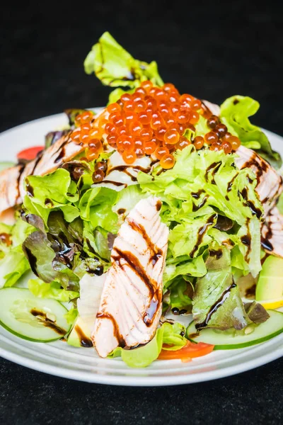 Ensalada de salmón en plato blanco —  Fotos de Stock