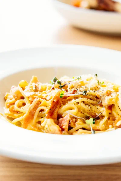 Spaghetti carbonara in white plate — Stock Photo, Image