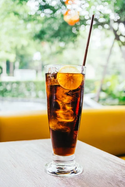 Bebida de cola gelada em vidro — Fotografia de Stock