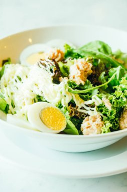 Beyaz kase taze ton balıklı salata