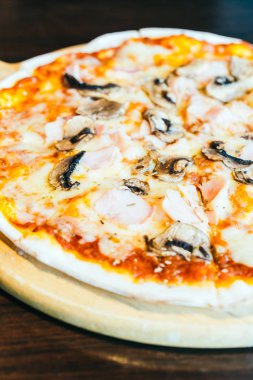 jambon ve mantar pizza