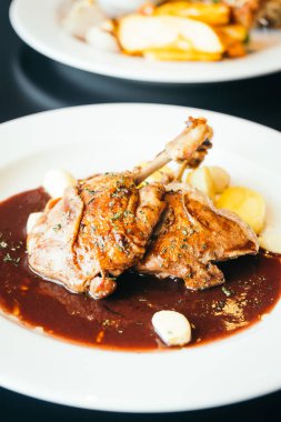 Biftek beyaz tabakta ördek meme