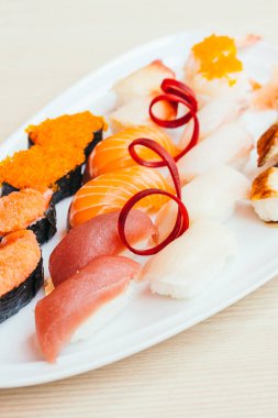 Ham ve taze nigiri suşi