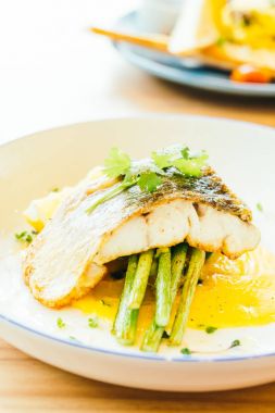 Barramundi veya pangasius balık ve et biftek