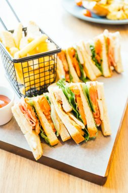 Tavuklu sandviç ve sebze