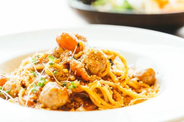 Beyaz tabak spagetti köfte