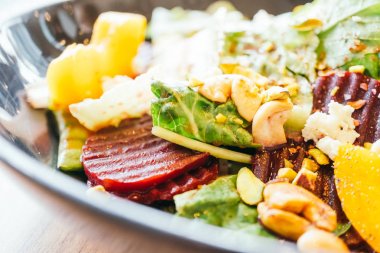 Pancar sebze salatası ile