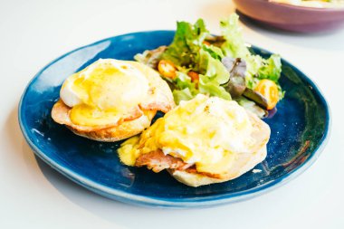 Yumurta benedict jambon ve üstüne sos ile