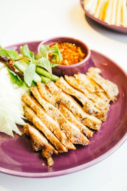 Izgara domuz eti boyun et baharatlı sos ile