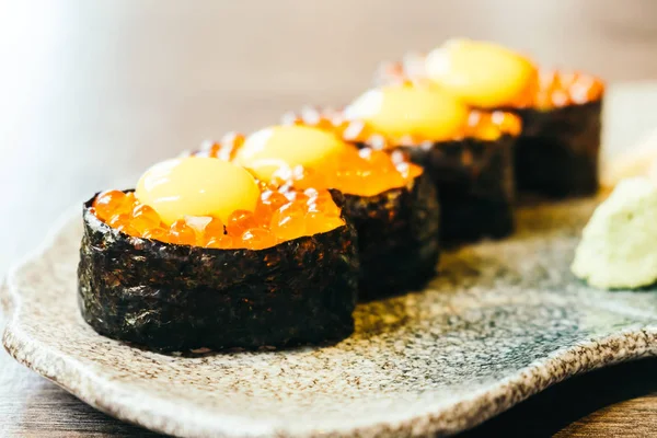 Sushi med lax ägg — Stockfoto