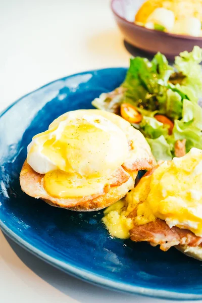 Huevos Benedicto con jamón y salsa en la parte superior — Foto de Stock