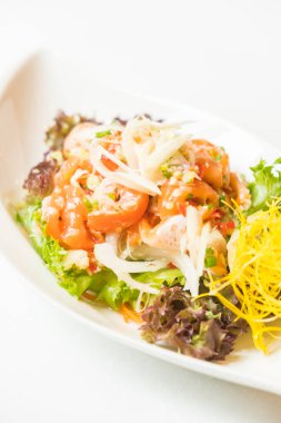 Baharatlı somon salata