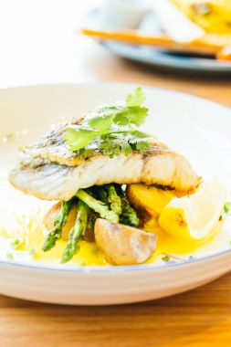 Barramundi veya pangasius balık ve et biftek