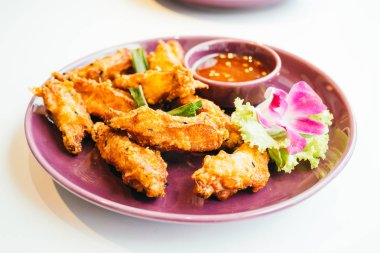 Kızarmış tavuk kanadı.