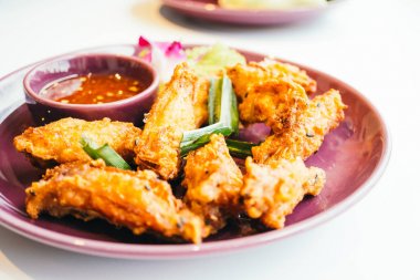 Kızarmış tavuk kanadı.