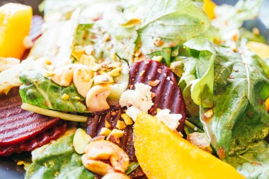 Pancar sebze salatası ile