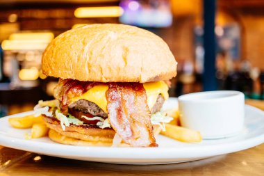 Sığır eti ve domuz pastırması hamburger