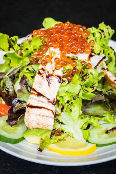 Salada de salmão fresca — Fotografia de Stock