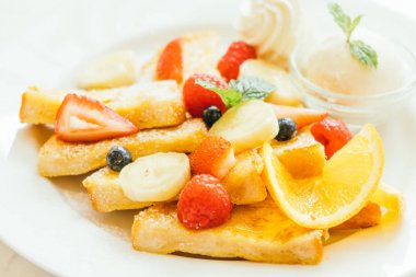 Gözleme ve ekmek tost ile karışık meyve