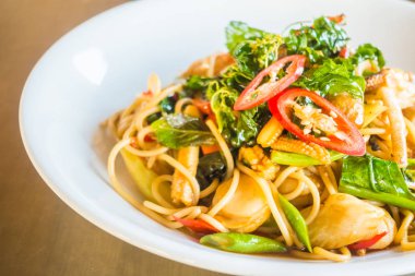 Acılı spagetti deniz ürünleri