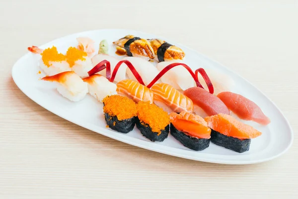 Sushi nigiri cru e fresco — Fotografia de Stock