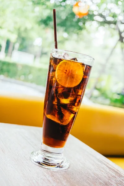 Iced napojów cola w szkle — Zdjęcie stockowe