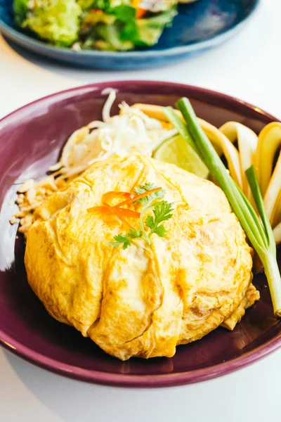 Ägg wrap pad thai nudel — Stockfoto