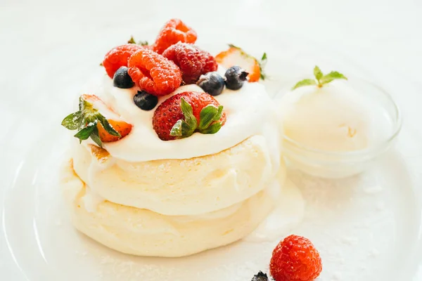 Pannenkoek met ijs aardbei, bosbes en framboos — Stockfoto