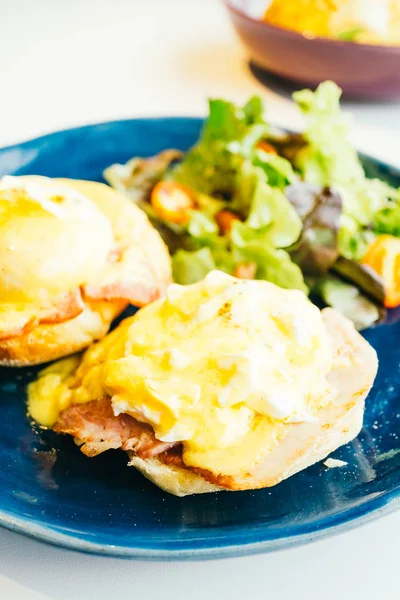 Eggs benedict with ham and sauce on top — Stock Photo, Image
