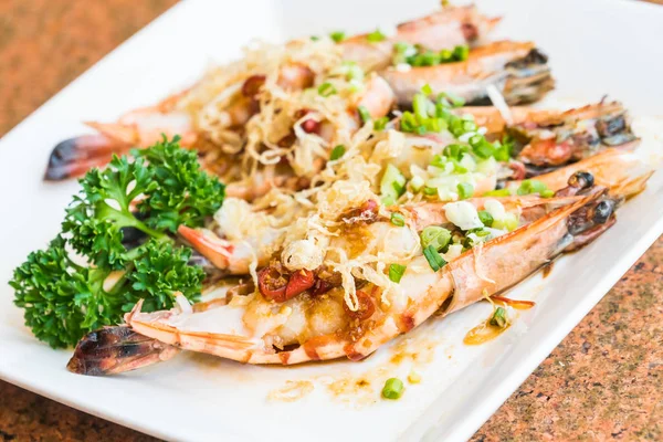 Bife de camarão e camarão grelhado em placa branca — Fotografia de Stock