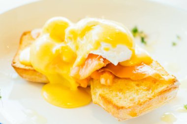 Somon Yumurta benedict