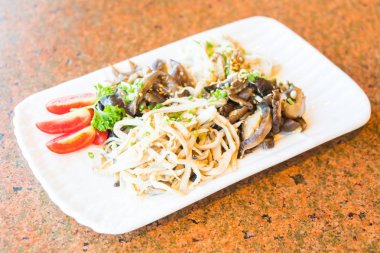 Beyaz tabak içinde mantar salatası