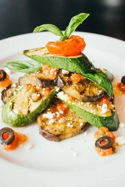 Beyaz tabak içinde patlıcan kabak