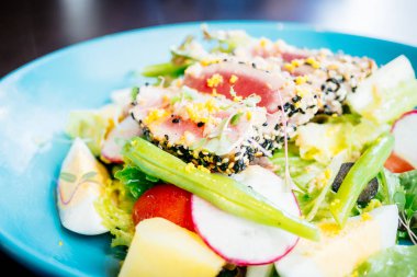 Susam ve salata ile ham ve taze orkinos et