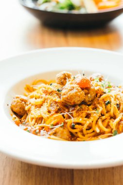 Beyaz tabak spagetti köfte