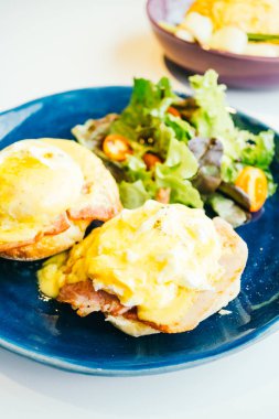 Yumurta benedict jambon ve üstüne sos ile