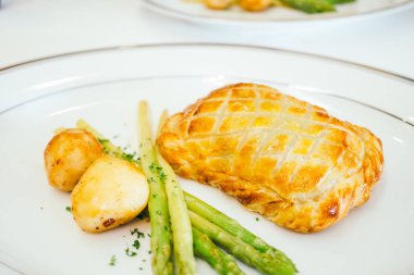 Sebzeli tavuk pasta ekmek