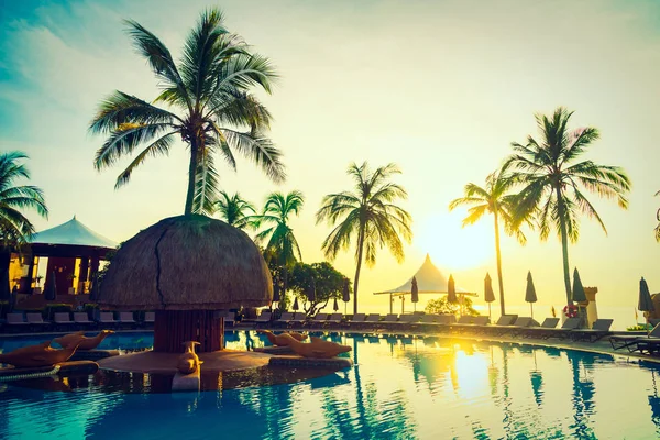 Silhouette coconut palm tree around swimming pool — Stock Photo, Image