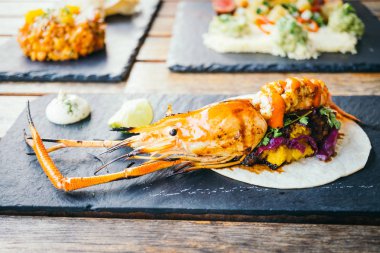 Taco karides veya karides ve sos ile