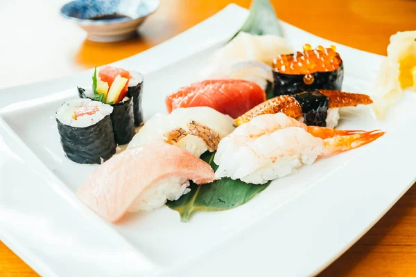 Sushi in witte plaat — Stockfoto