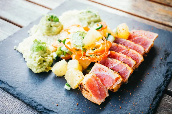 Grillad rå tonfisk sallad med grönsaker — Stockfoto